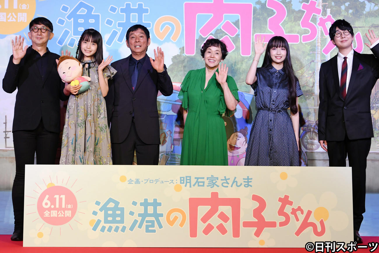 アニメ「漁港の肉子ちゃん」の完成報告会で記念撮影する企画・プロデュースを務めた明石家さんま（左から3人目）ら（2021年5月撮影）