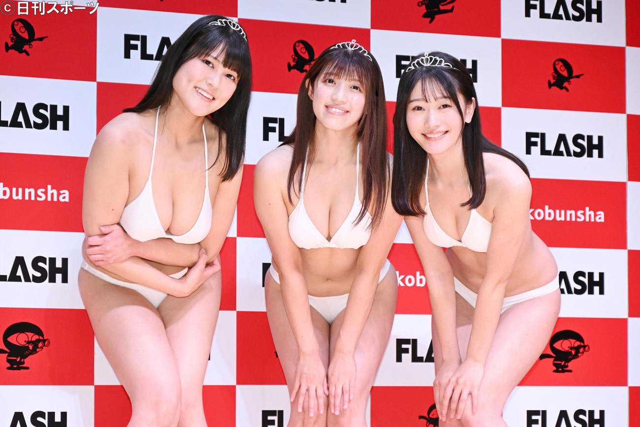 ミスFLASH2022グランプリを受賞し記念撮影する、左からmissha、大塚杏奈、笹岡郁未（撮影・滝沢徹郎）