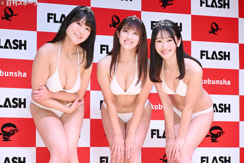 ミスFLASH2022グランプリを受賞し記念撮影する、左からmissha、大塚杏奈、笹岡郁未（撮影・滝沢徹郎）