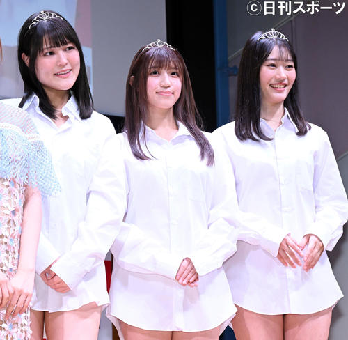 ミスFLASH2022グランプリを受賞した、左からmissha、大塚杏奈、笹岡郁未（撮影・滝沢徹郎）