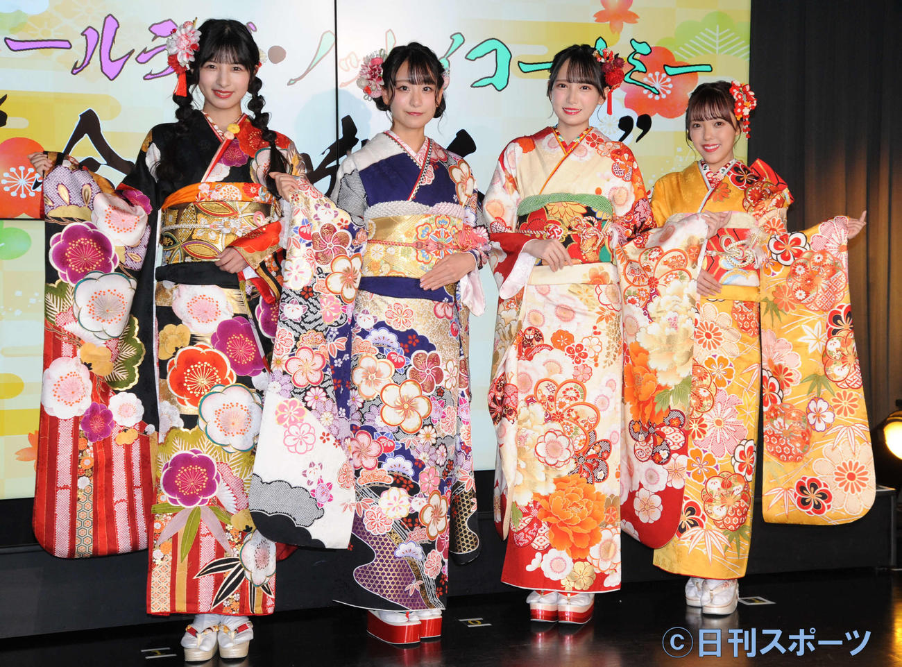 合同成人式に出席した、左から≠MEの河口夏音、＝LOVEの瀧脇笙古、≠MEの鈴木瞳美、落合希来里（撮影・松尾幸之介）