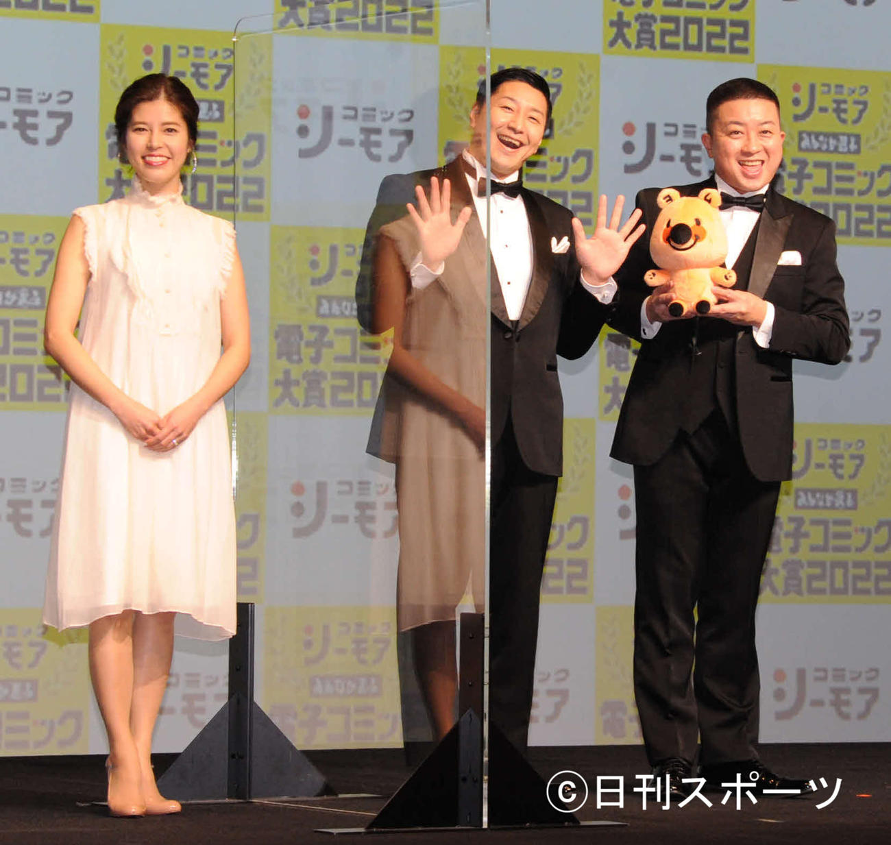 「コミックシーモア　みんなが選ぶ！！電子コミック大賞2022」の授賞式に出席した、左から神田愛花、お笑いコンビ、チョコレートプラネットの長田庄平、松尾駿（撮影・松尾幸之介）