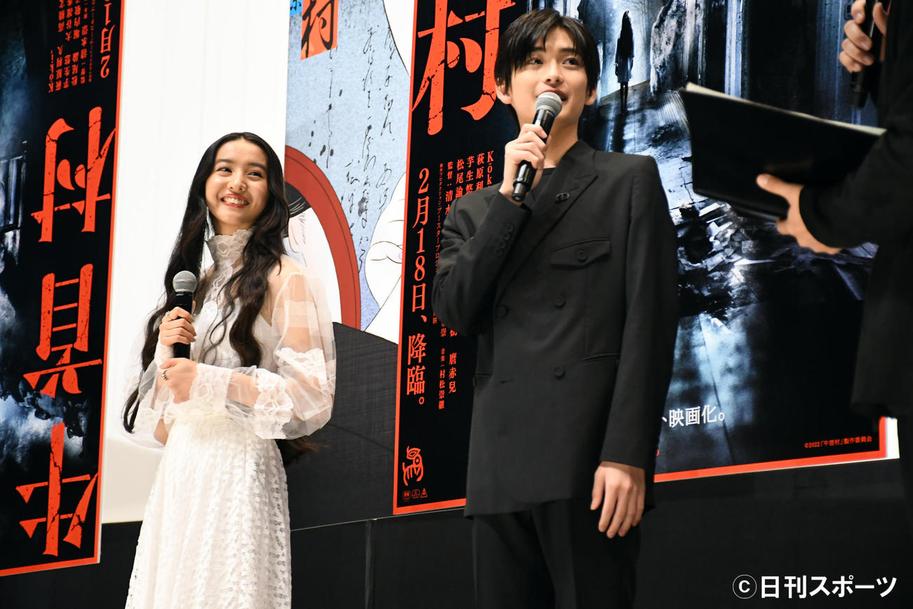 映画「牛首村」完成披露試写会でトークするKoki，（左）と高橋文哉（撮影・大友陽平）