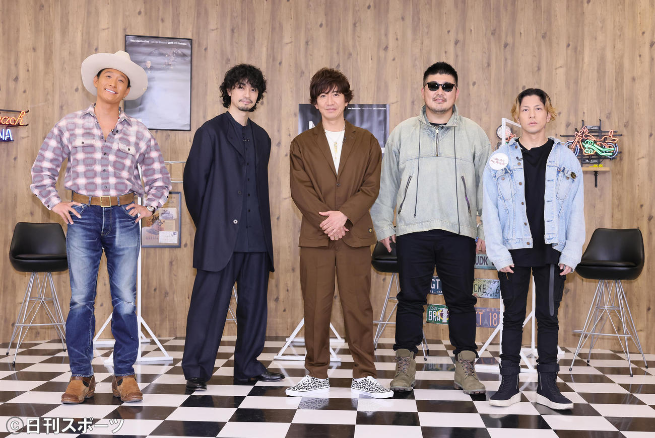 木村拓哉（中央）のミュージックビデオ完成披露試写会を終え記念撮影に臨む、左から平井大、斎藤工、1人おいてRED RICE、Kj（撮影・足立雅史）