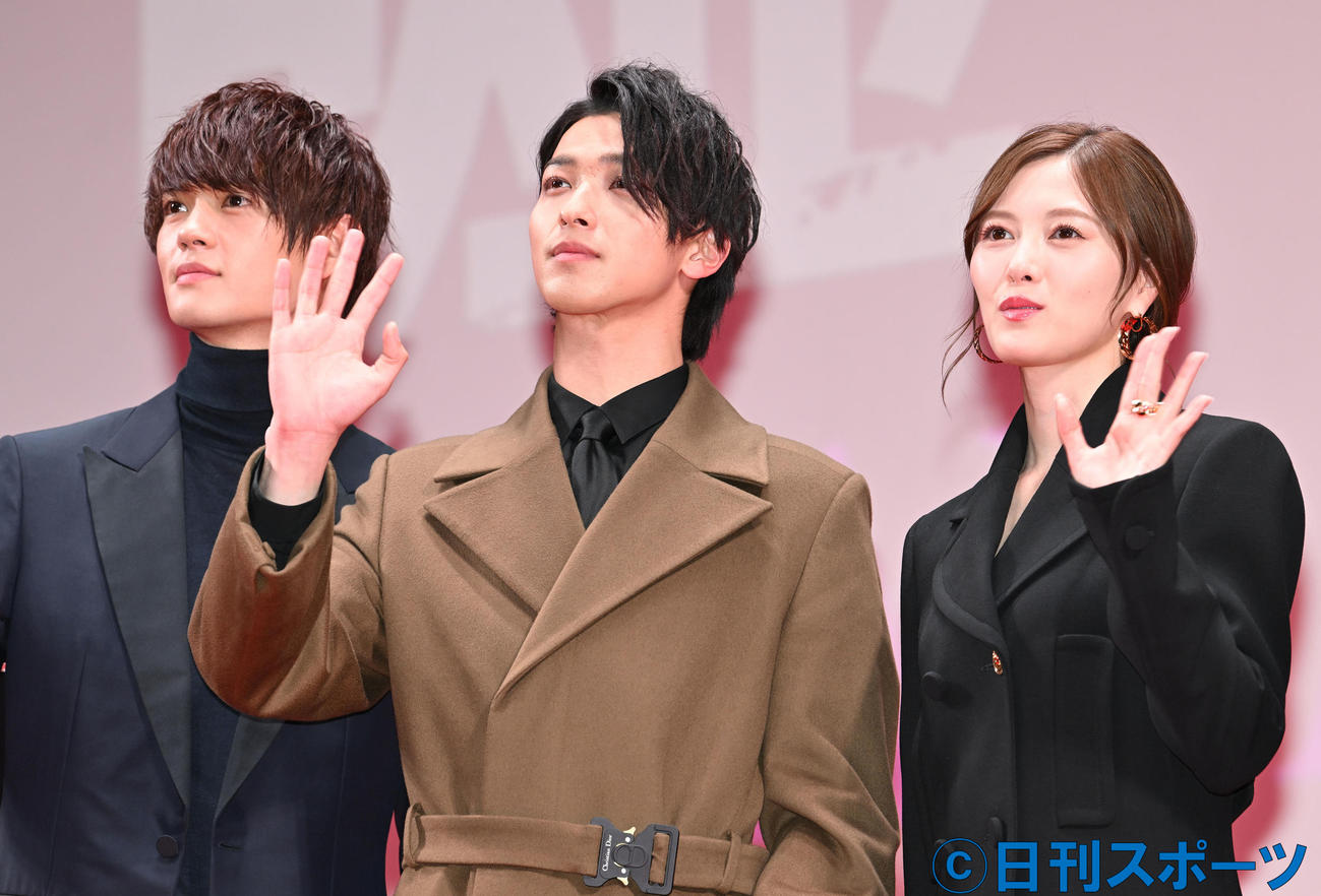 映画「嘘喰い」ジャパンプレミアでカメラに向かって手を振る、左から佐野勇斗、横浜流星、白石麻衣（撮影・滝沢徹郎）