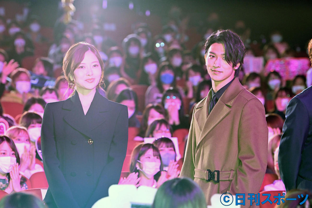 映画「嘘喰い」ジャパンプレミアで客席からサプライズ登場した白石麻衣（左）と横浜流星（撮影・滝沢徹郎）