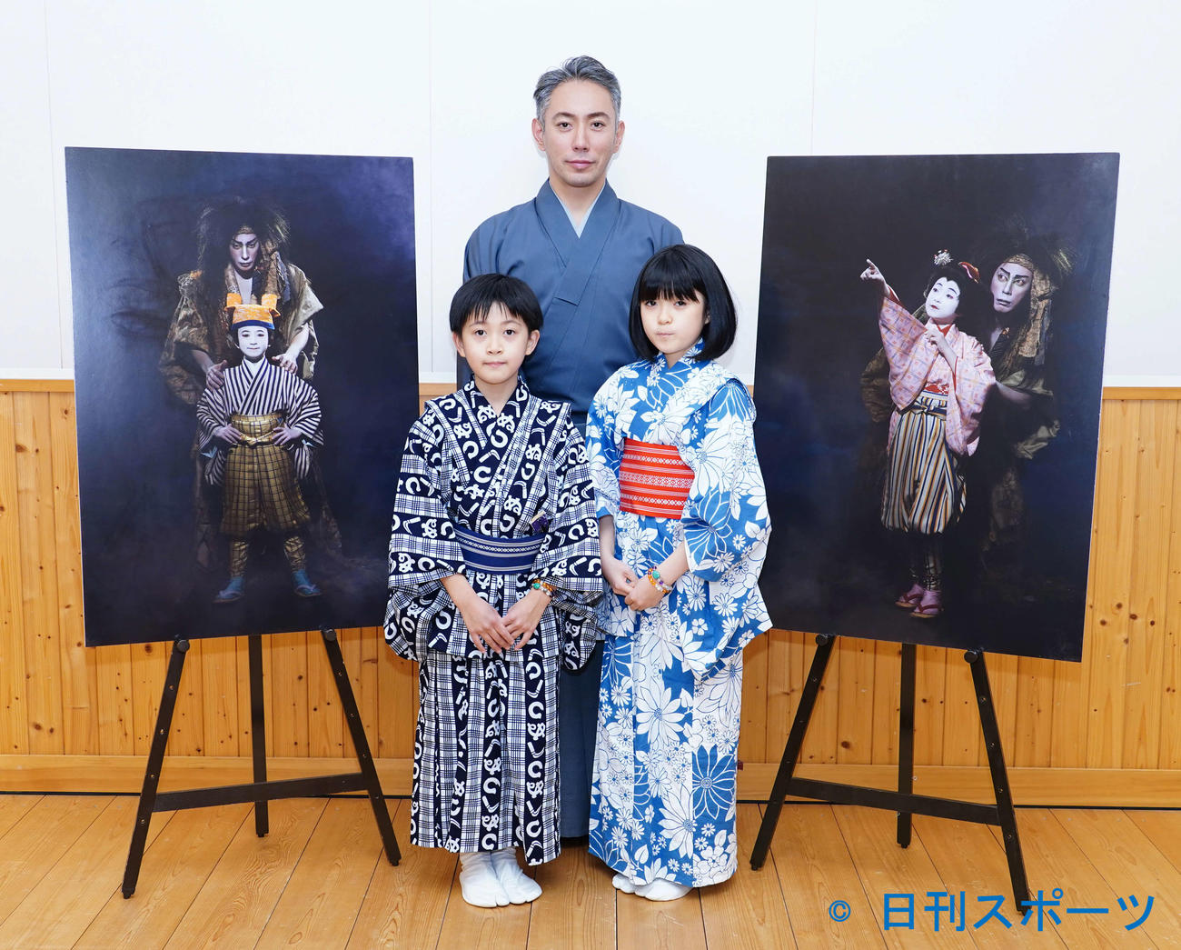 2021年12月　新作歌舞伎「プペル～天明の護美人間～」の稽古場囲み取材で市川ぼたん（右）、堀越勸玄（左）と記念写真に納まる市川海老蔵