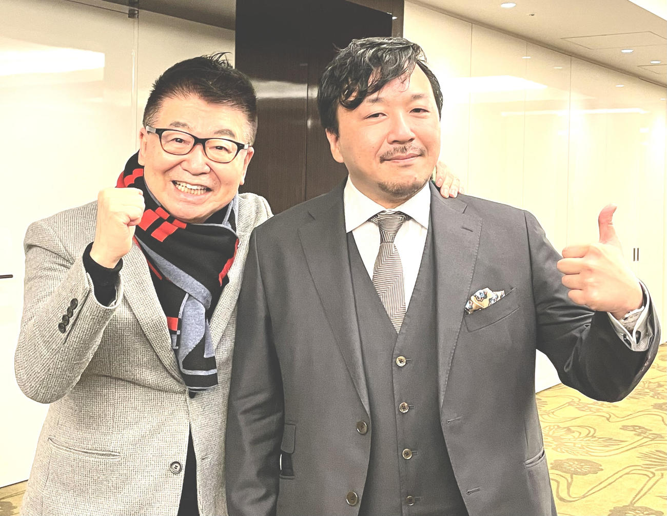 生島ヒロシ（左）に直木賞受賞を祝福される今村翔吾さん