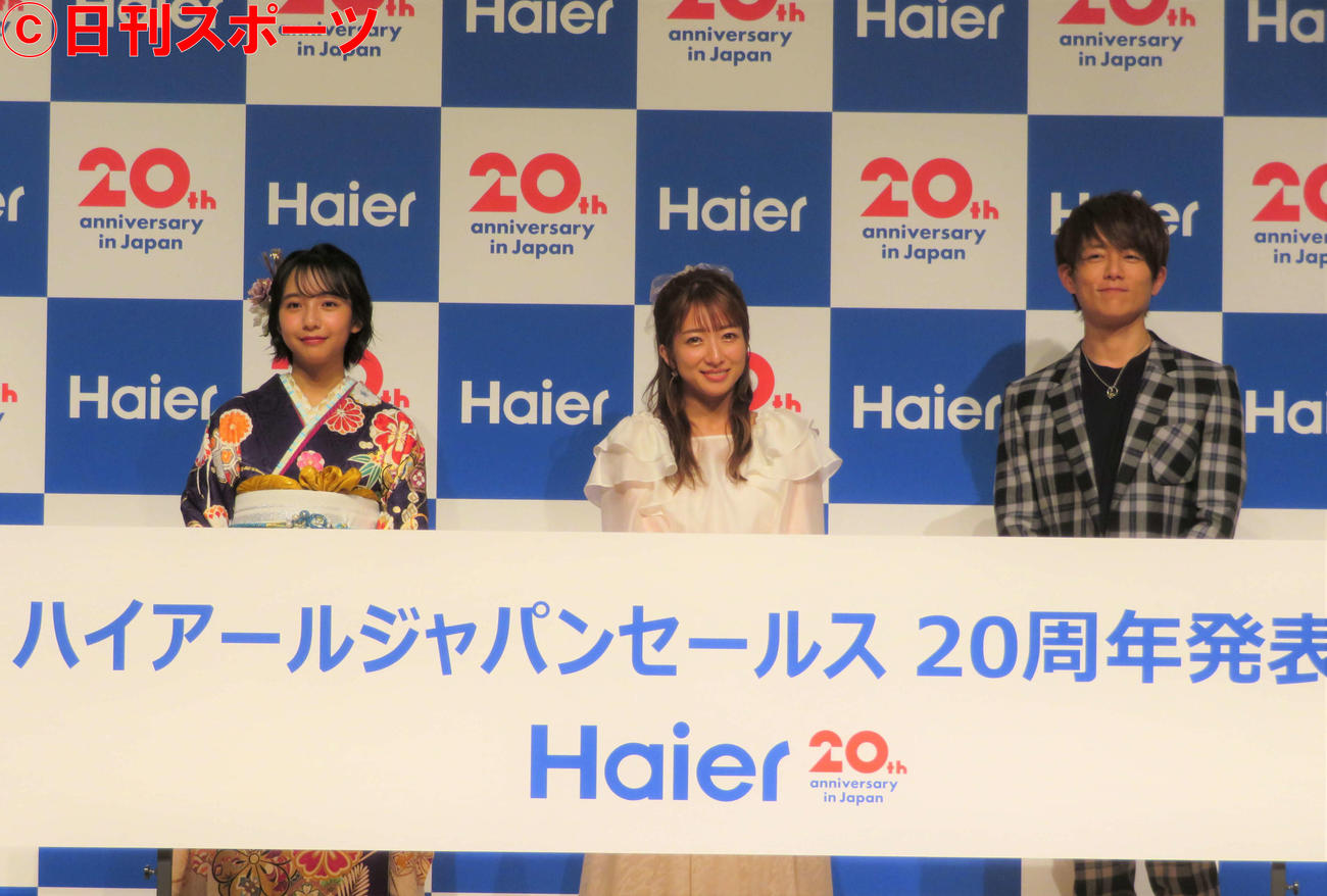 家電ブランド「ハイアールジャパンセールス」の20周年発表会に登壇した左から、山之内すず、辻希美、杉浦太陽（撮影・三須佳夏）