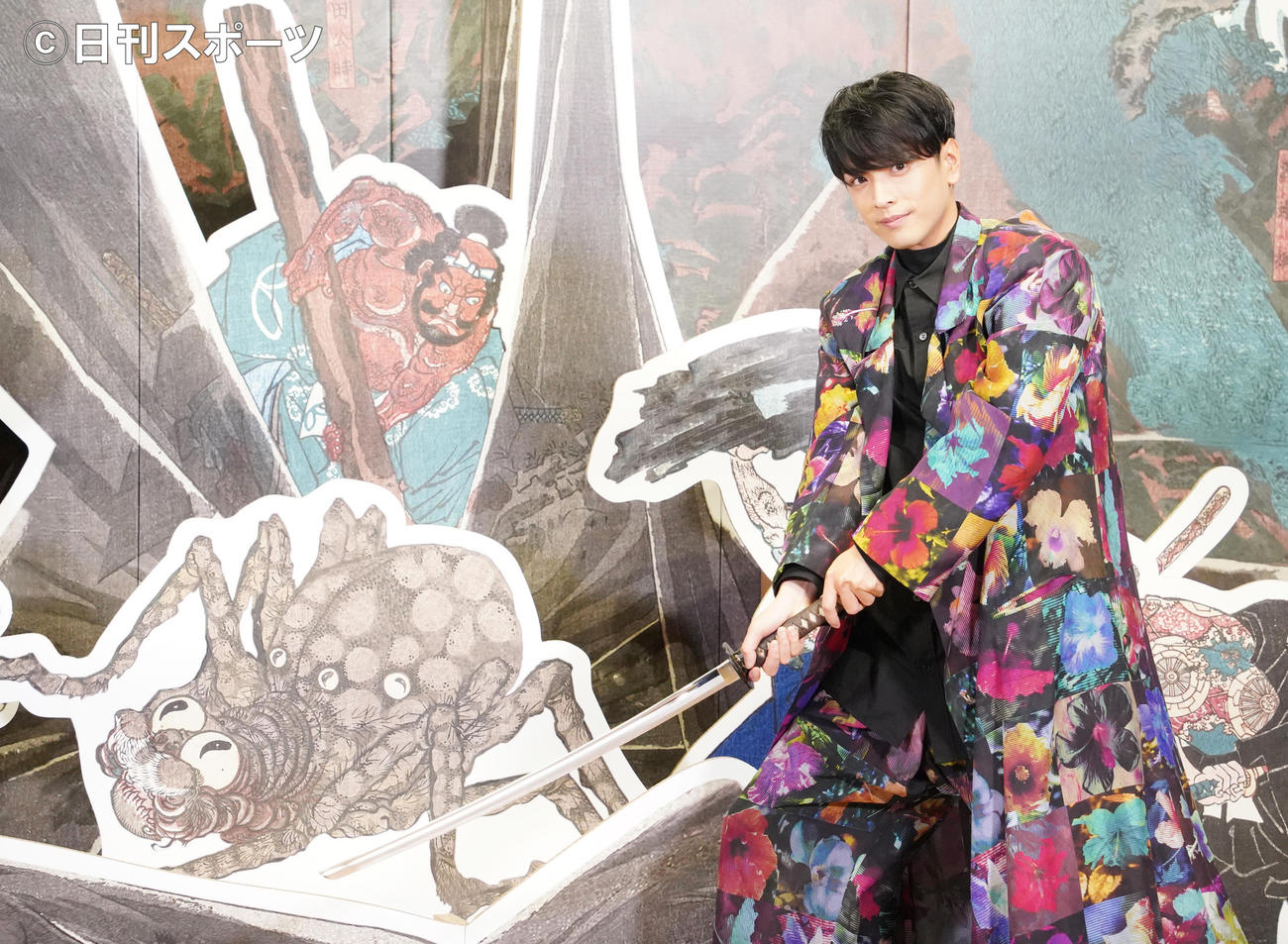 展覧会「THE HEROES　刀剣×浮世絵－武者たちの物語」の取材会で、ポーズを決める黒羽麻璃央（撮影・佐藤勝亮）