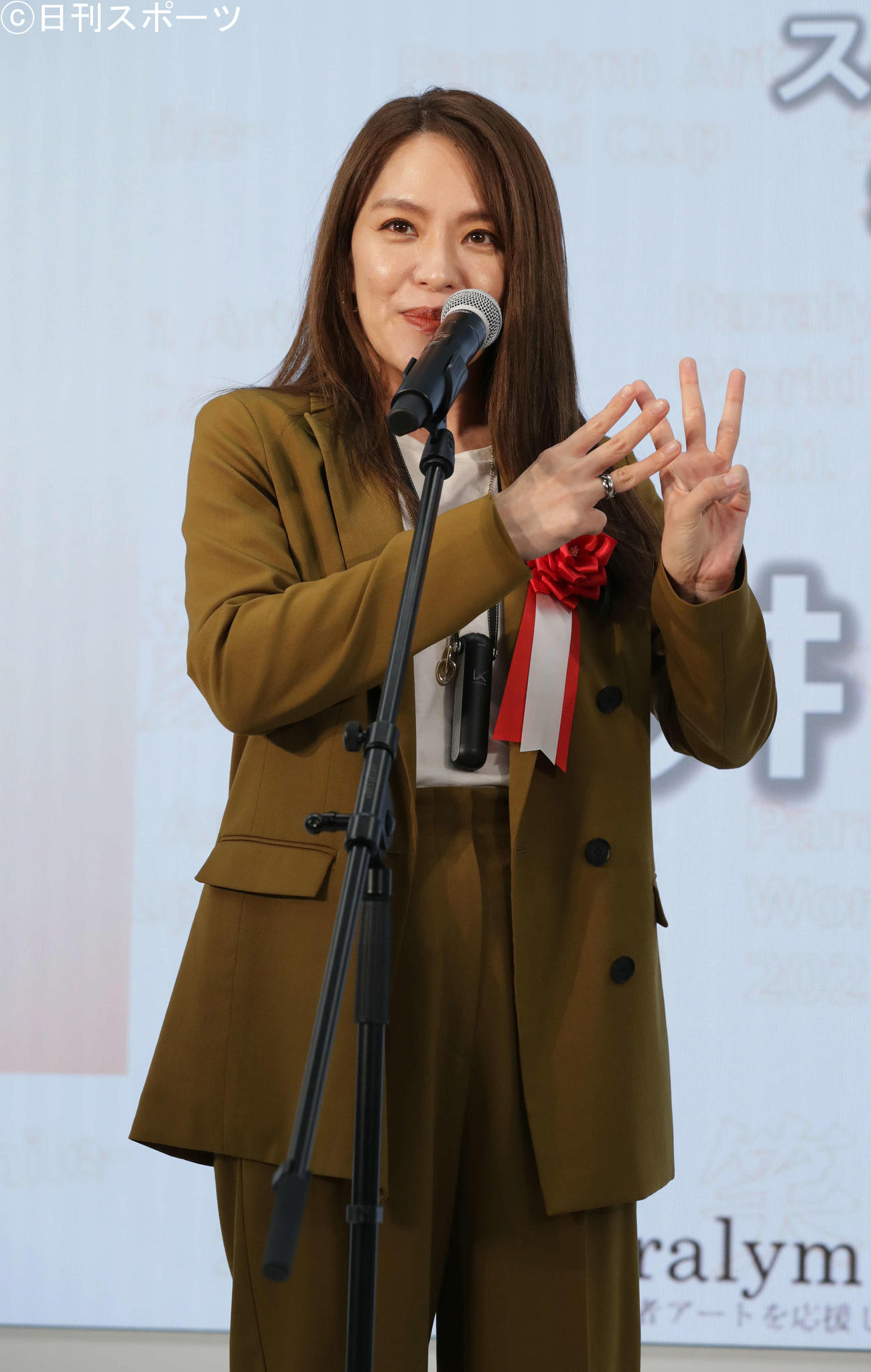 手話を交えて話す今井絵理子参院議員（撮影・河野匠）