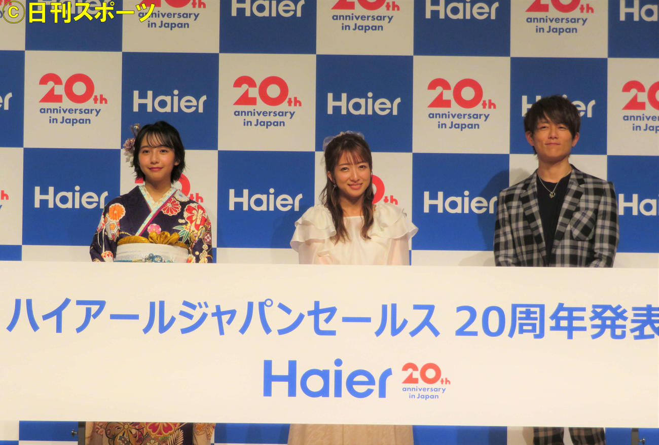家電ブランド「ハイアールジャパンセールス」の20周年発表会に登壇した左から、山之内すず、辻希美、杉浦太陽（撮影・三須佳夏）