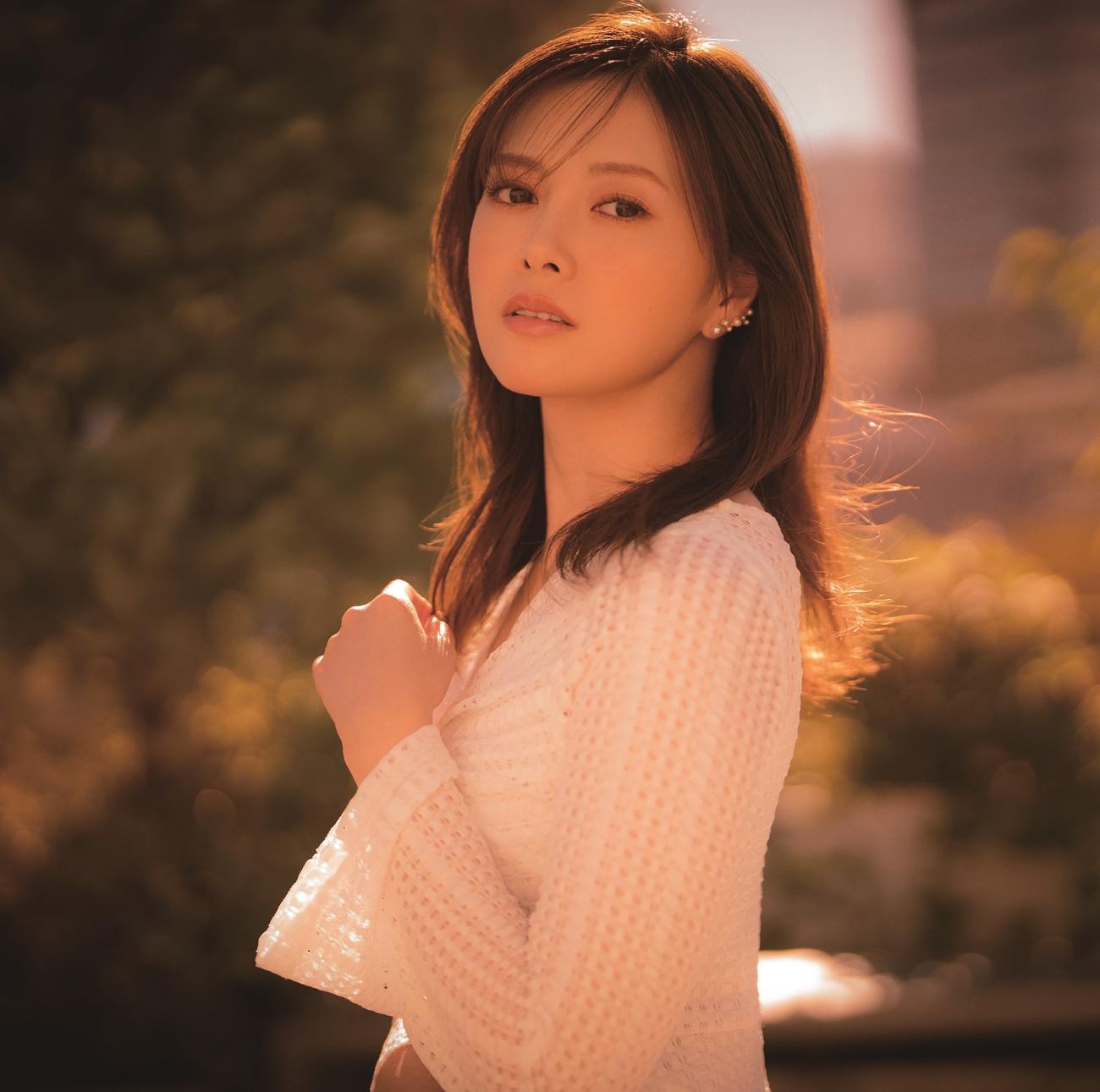 DJ和のアルバム「LOVE　～もういちど好きになってもいいですか？～　mixed by DJ和」のジャケットを飾り、収録ブックレットにも登場した白石麻衣