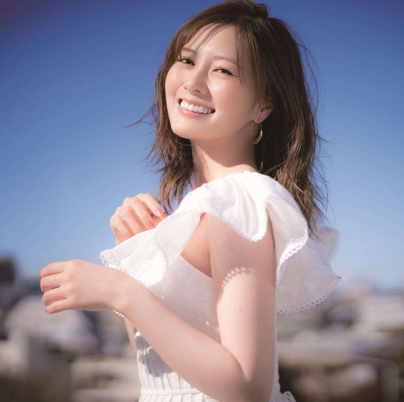 DJ和のアルバム「HAPPY　～たまには大人をサボっちゃお？～　mixed by DJ和」のジャケットを飾り、収録ブックレットにも登場した白石麻衣