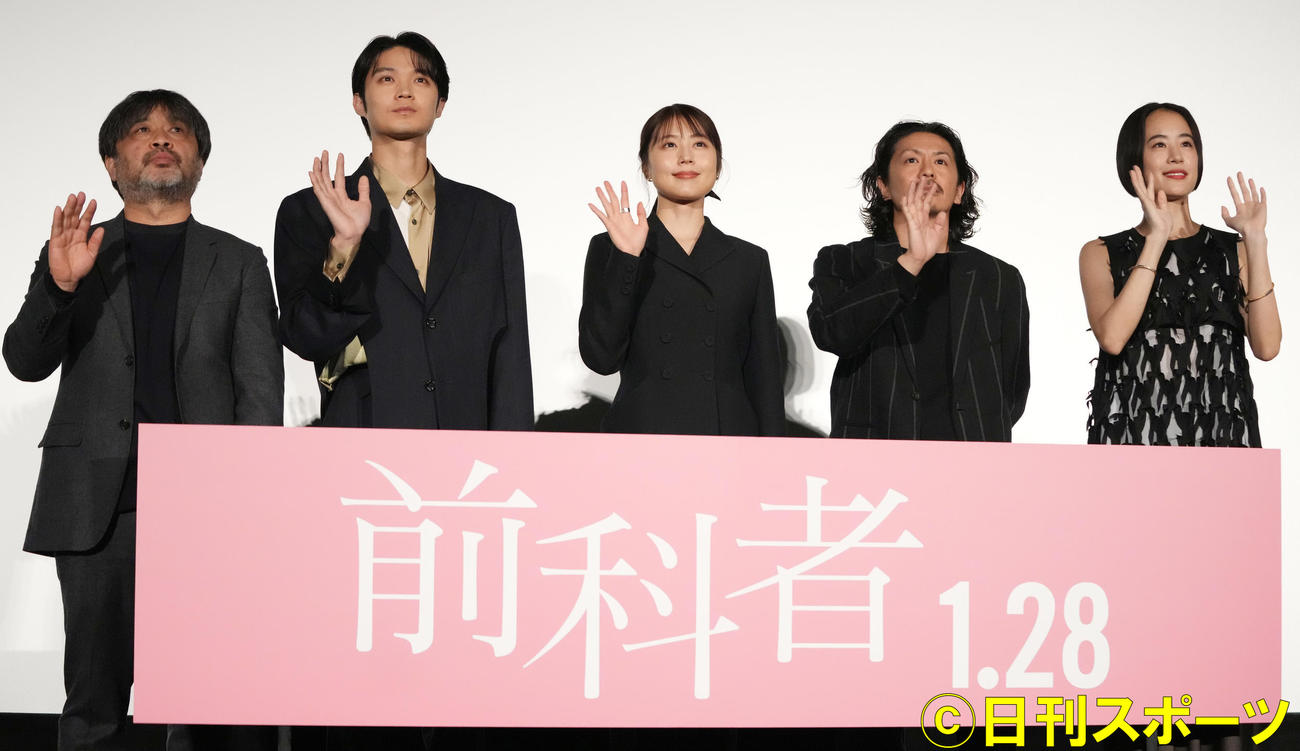 「前科者」公開直前イベントのフォトセッションで手を振る出演者たち。左から岸善幸監督、磯村勇斗、有村架純、森田剛、石橋静河（撮影・鈴木みどり）