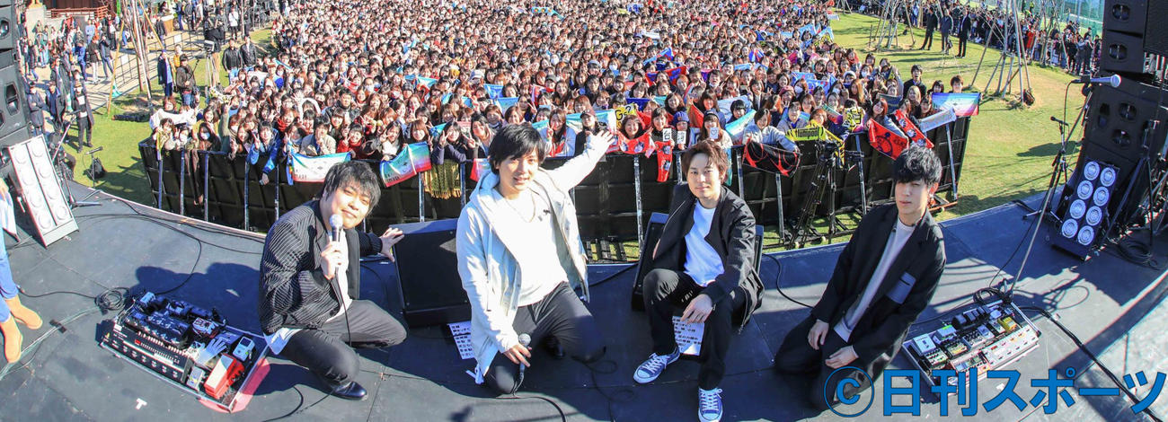 4人組ロックバンド、flumpool（フランプール）。左からギター阪井一生、ボーカル山村隆太、ドラム小倉誠司、ベース尼川元気（2019年1月撮影）