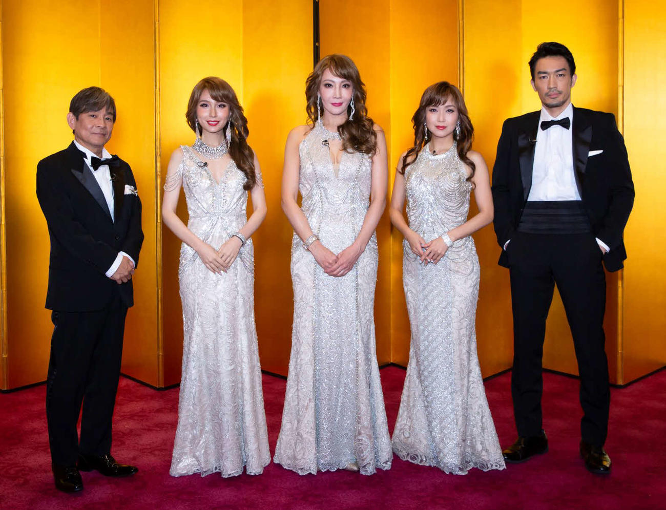 通し稽古後、取材に応じた（左から）内場勝則、May J．、柚希礼音、新妻聖子、大谷亮平