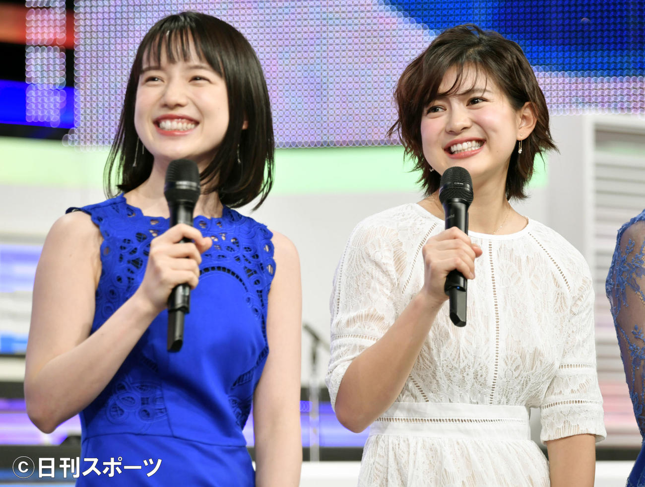 MUSIC STATION　新サブMCお披露目会見　会見で笑顔を見せる新サブMCの並木万里菜アナ（右）と弘中綾香アナ（2018年10月18日撮影）