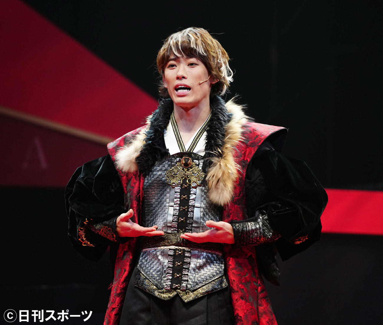 舞台「GARNET OPERA」の公開通し稽古に臨み、取材に応じる、ふぉ～ゆ～越岡裕貴（撮影・江口和貴）