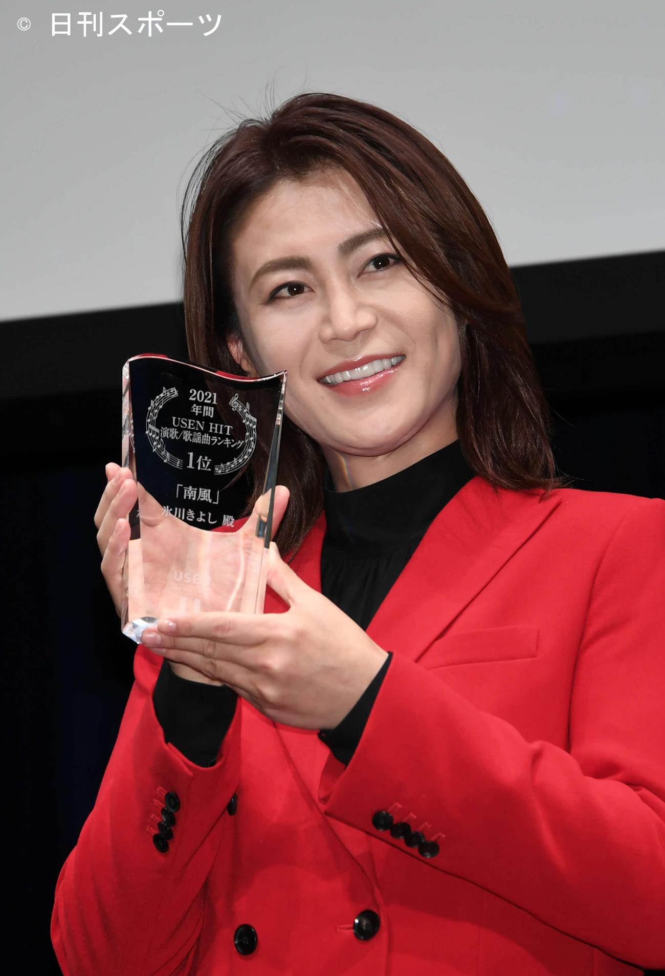 21年12月、「USEN MUSIC AWARD 2021」で演歌・歌謡曲部門1位に輝き笑顔を見せる氷川きよし