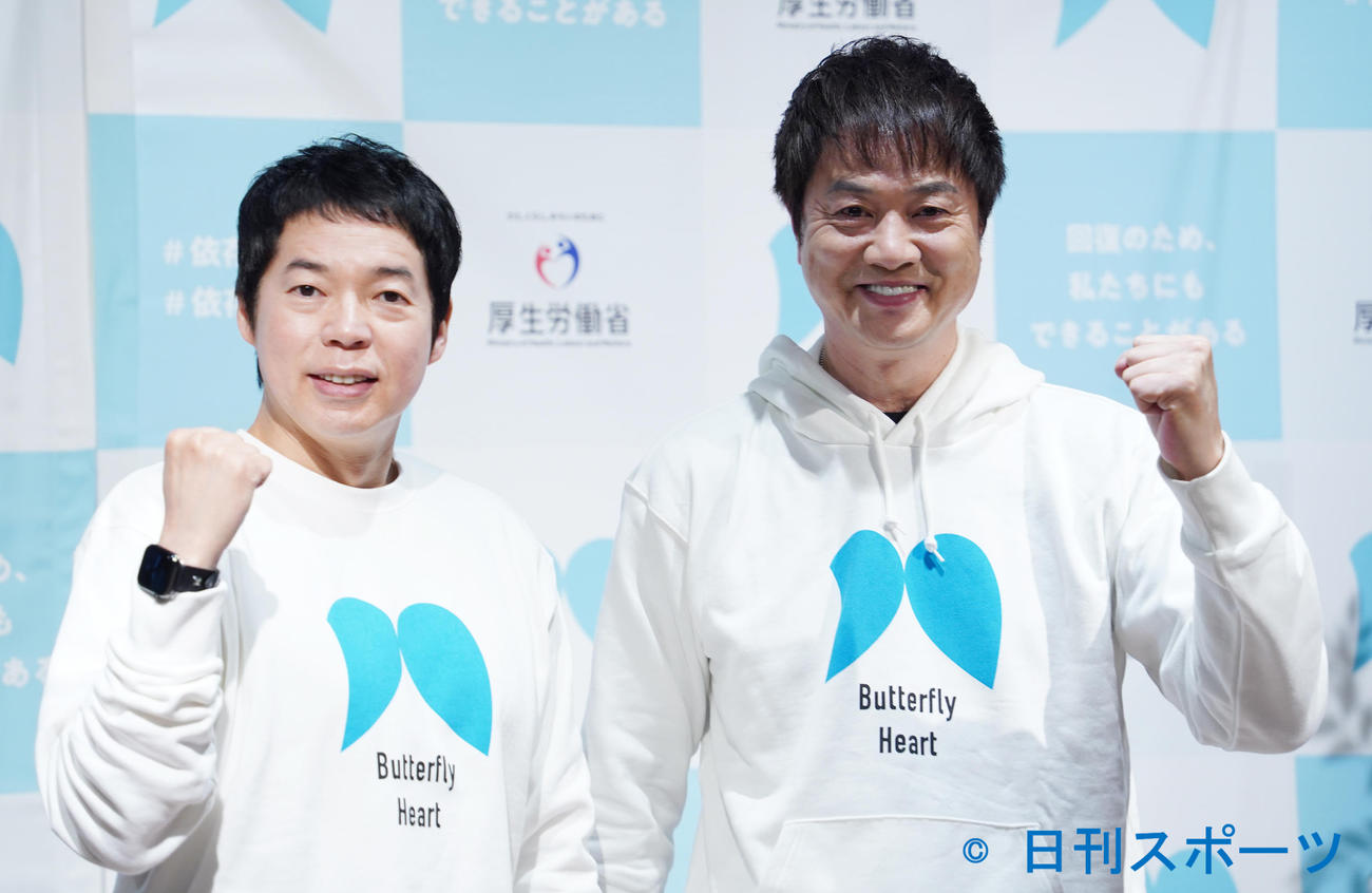 「依存症啓発サポーター活動発表会」に登壇した、左から今田耕司、高知東生（撮影・佐藤勝亮）