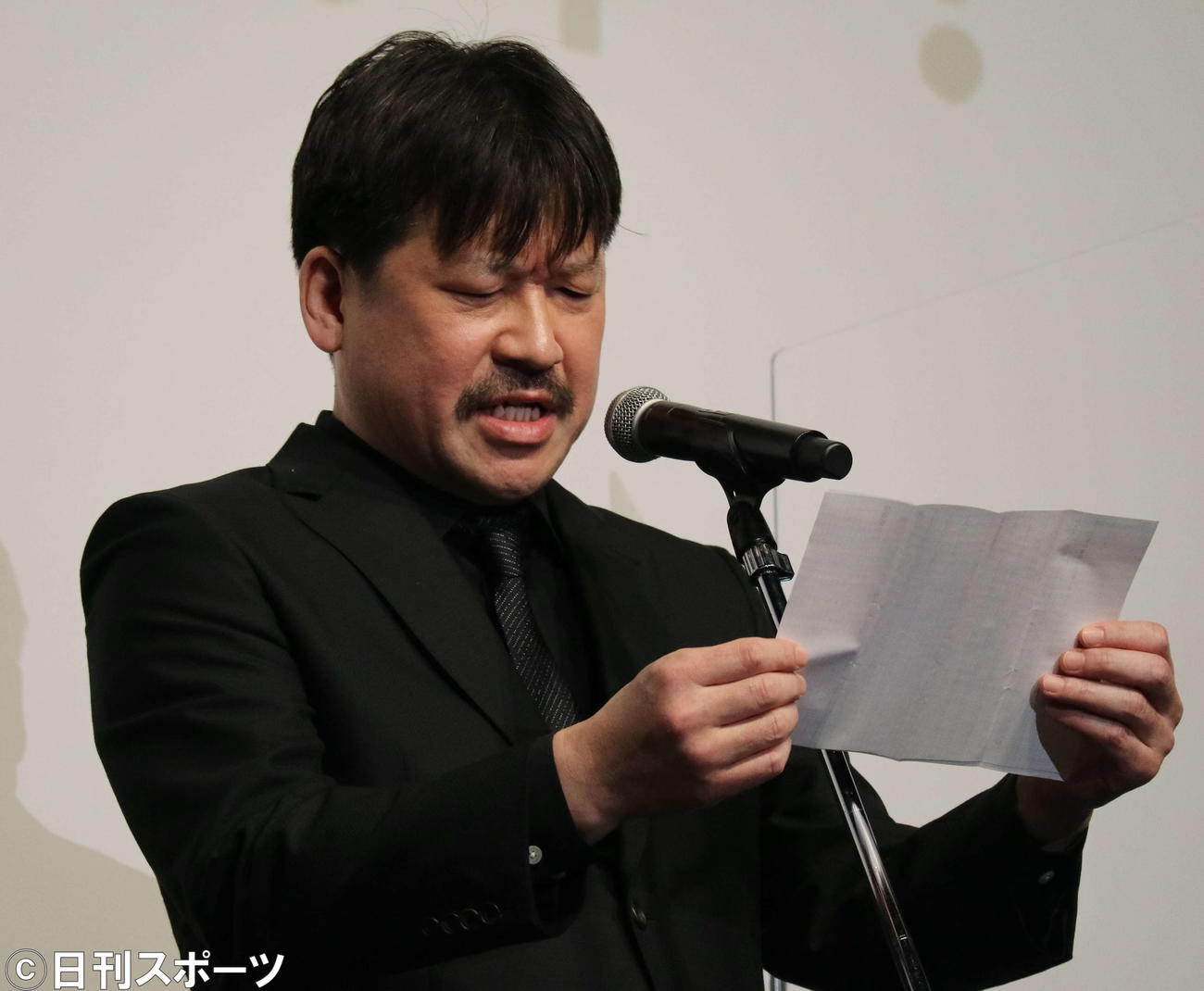 映画「さがす」の公開記念舞台あいさつで、手紙を読み上げる佐藤二朗（撮影・小林千穂