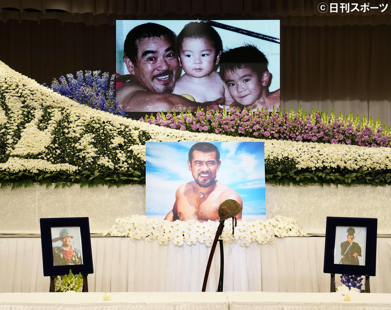 故千葉真一さんお別れの会で表示される写真。右は長男の新田真剣佑、中央は次男の眞栄田郷敦（撮影・江口和貴）