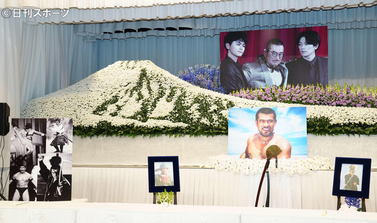 故千葉真一さんが生前描いた富士山の絵画をモチーフにした祭壇（撮影・江口和貴）