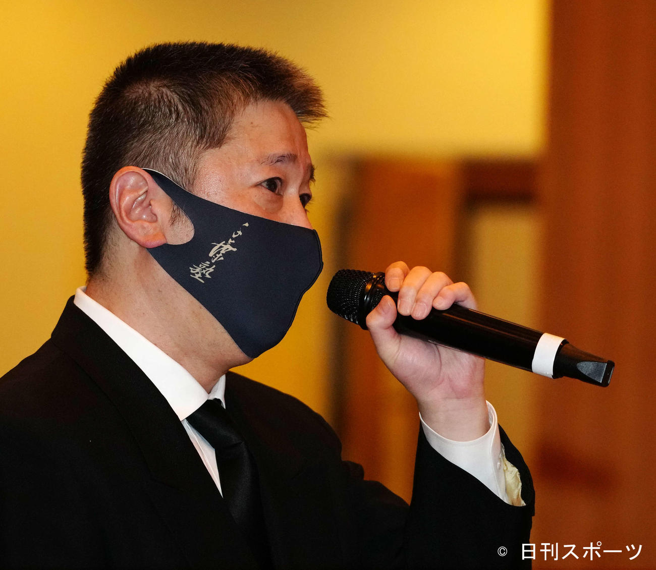 故千葉真一さんお別れの会で言葉を述べる発起人の若山騎一郎（撮影・江口和貴）