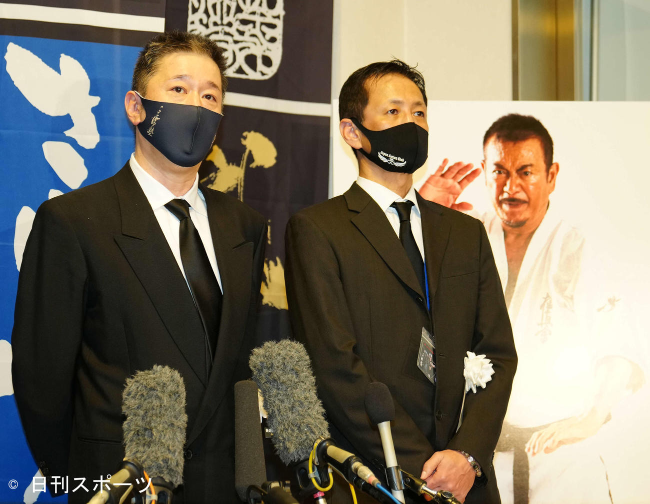 故千葉真一さんお別れの会後、取材に応じる発起人の西田真吾（右）と若山騎一郎（撮影・江口和貴）