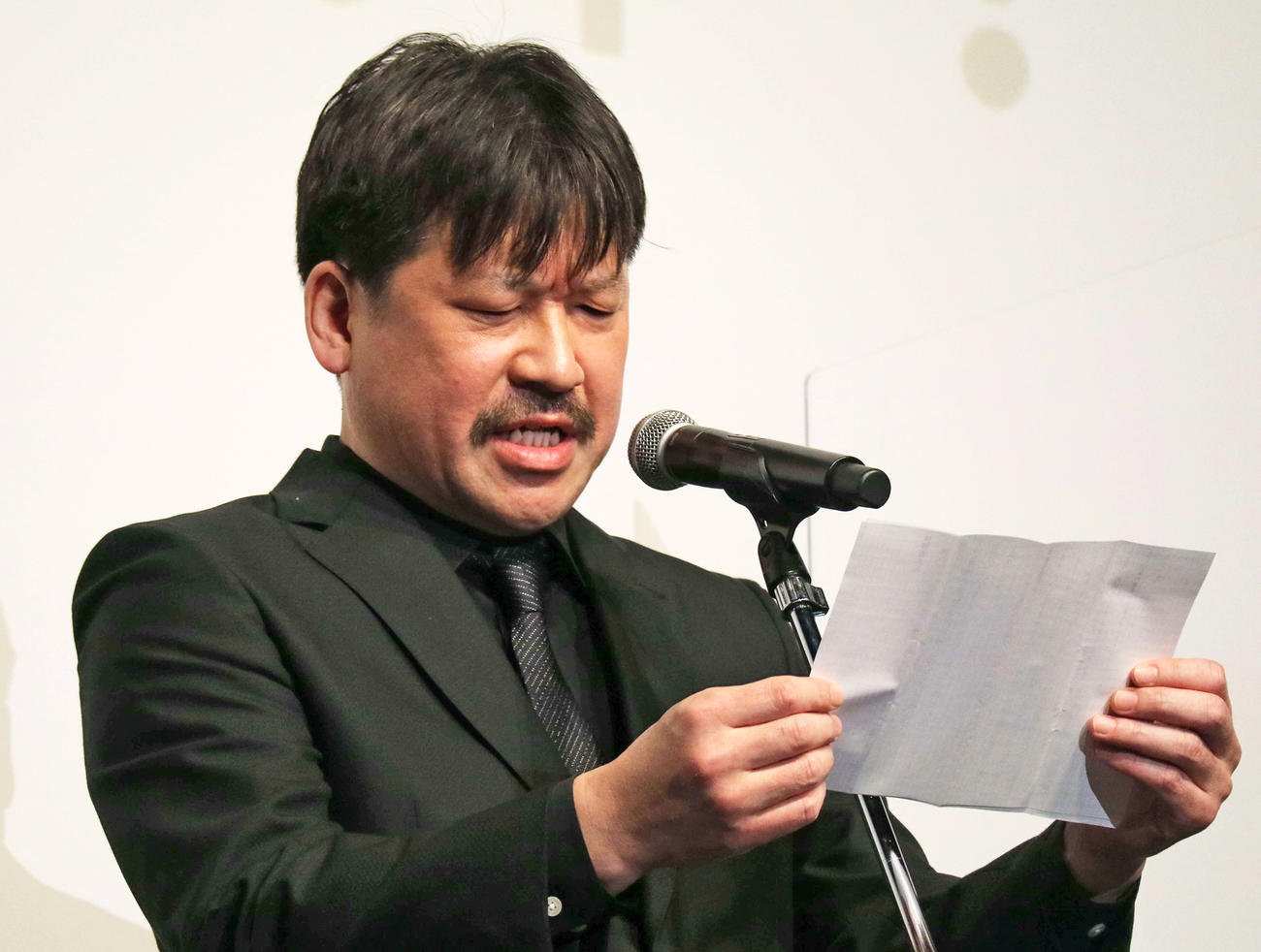 映画「さがす」の公開記念舞台あいさつで、手紙を読み上げる佐藤二朗（撮影・小林千穂）
