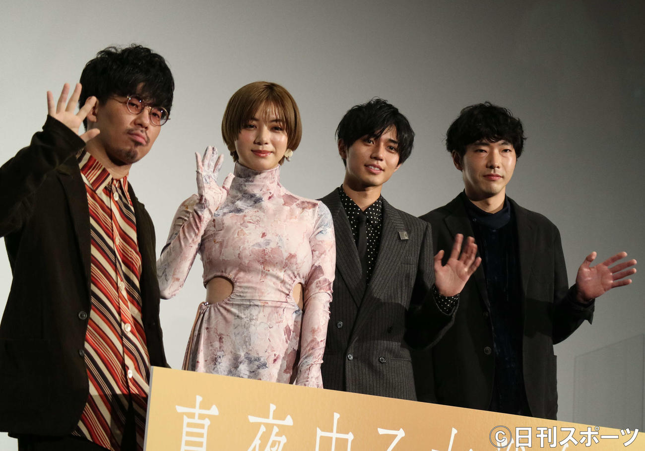 映画「真夜中乙女戦争」の公開記念舞台あいさつに出席した、左から二宮健監督、池田エライザ、永瀬廉、柄本佑（撮影・小林千穂）