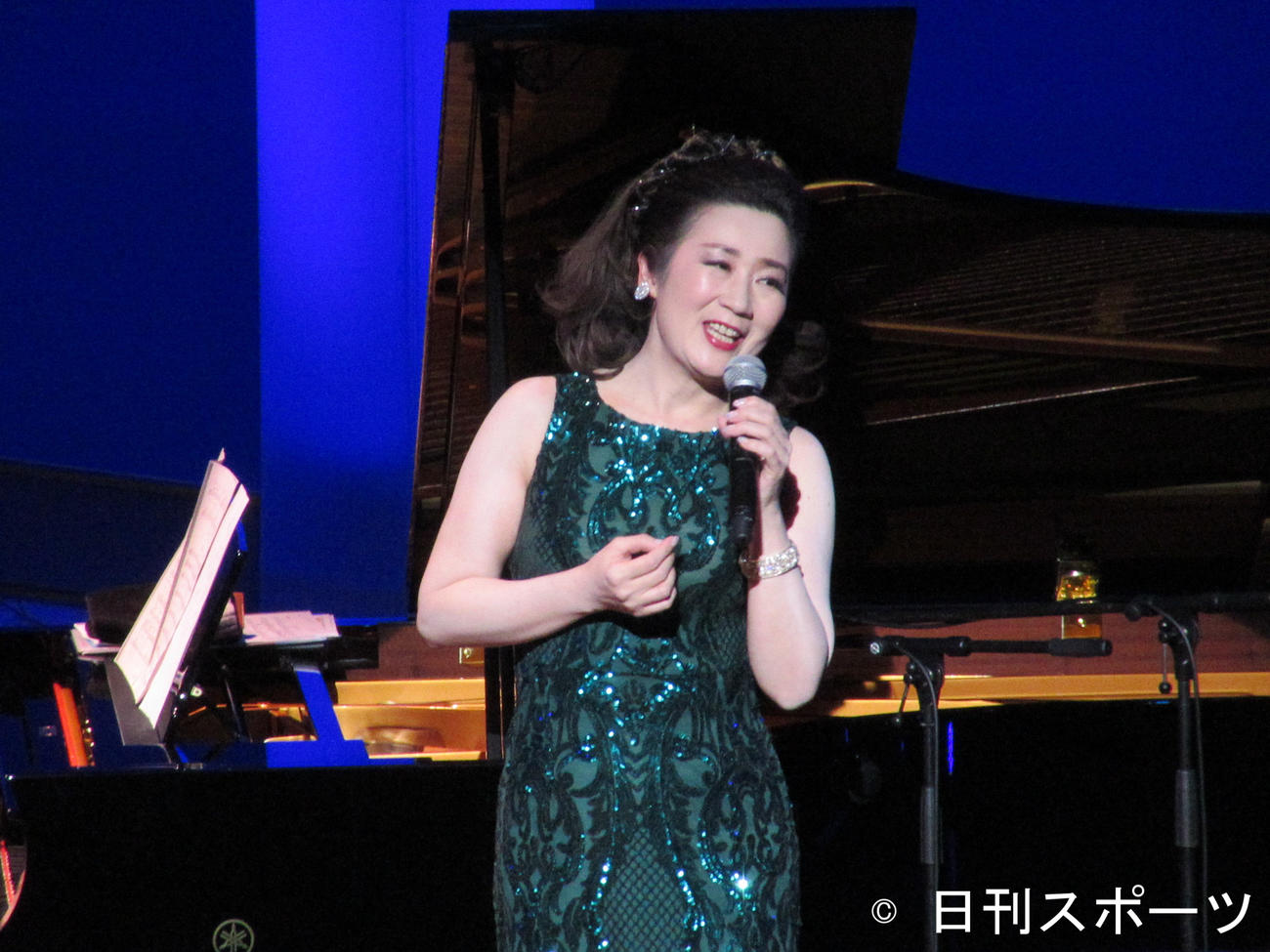 ピアノ伴奏で歌う入山アキ子（22日、東京・光が丘のIMAホール）