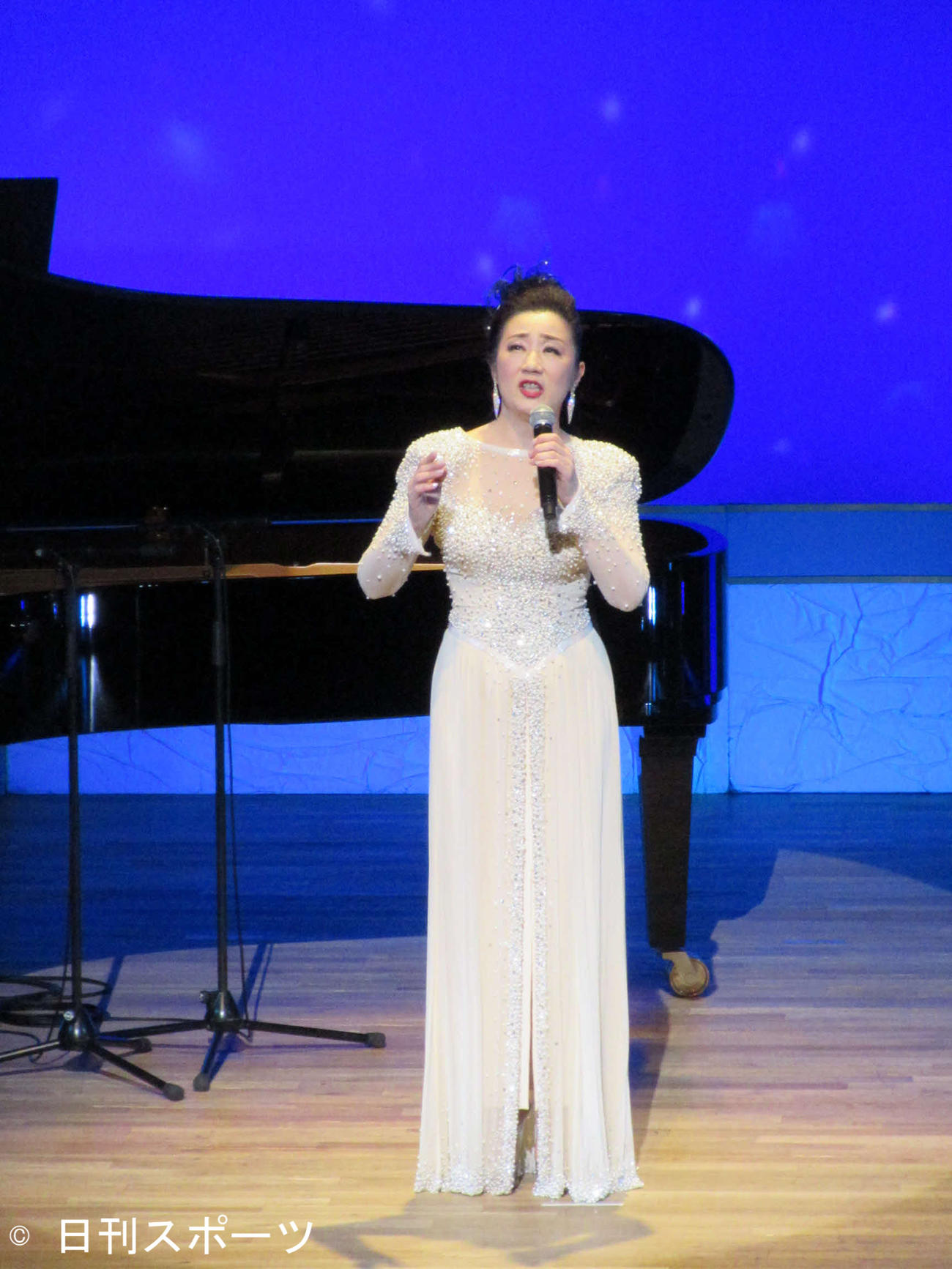 大先輩歌手の菅原都々子からもらったドレスで熱唱する入山アキ子（22日、東京・光が丘のIMAホール
