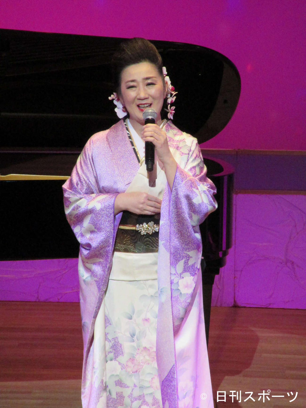 新曲「人生七曲り」を披露する入山アキ子（22日、東京・光が丘のIMAホール）