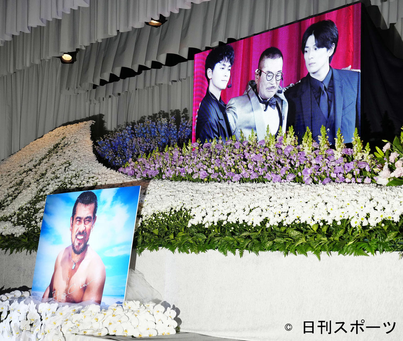 故千葉真一さんお別れの会で表示される親子写真。後方右は長男の新田真剣佑、同左は次男の眞栄田郷敦（撮影・江口和貴）