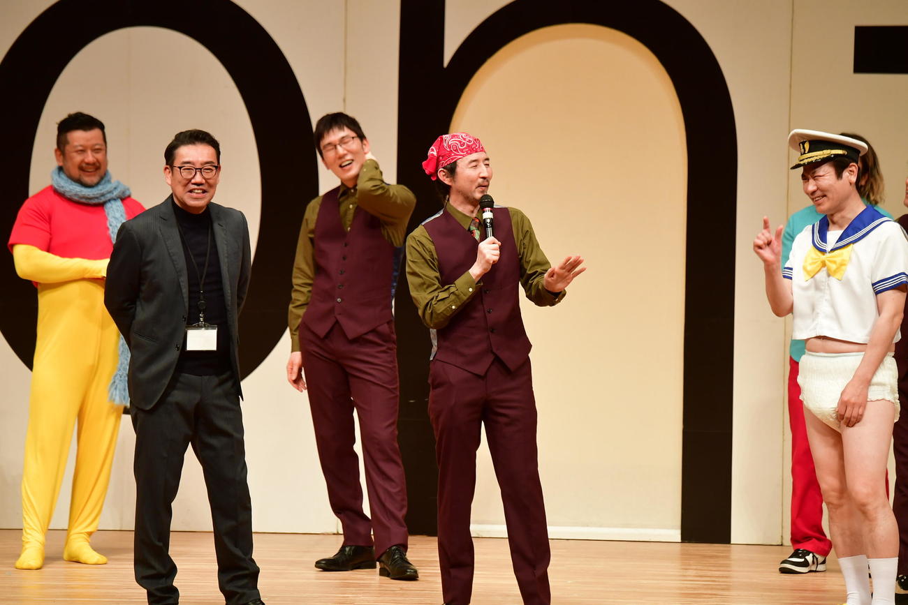お～い！久馬（中央）30周年公演に出演したメッセンジャーあいはら（左）ら