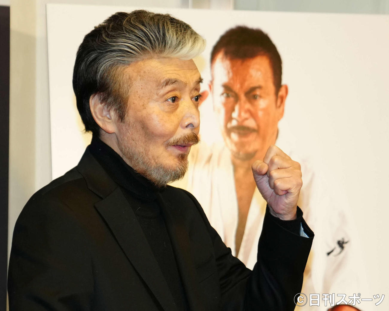 故千葉真一さんお別れの会後、取材に応じる俳優の岡崎二朗（撮影・江口和貴）