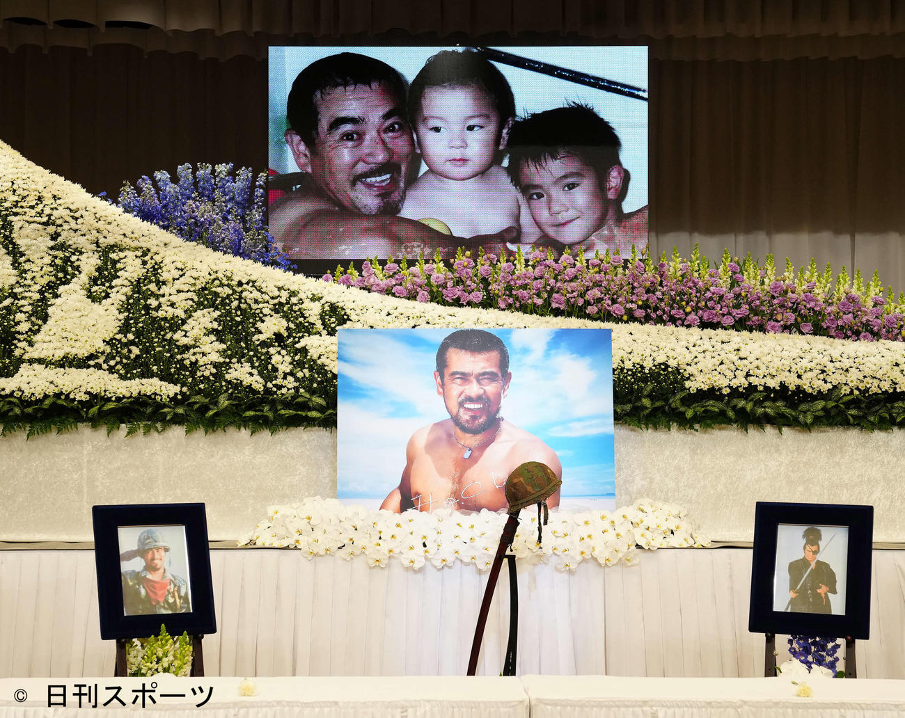 故千葉真一さんお別れの会で表示される写真。右は長男の新田真剣佑、中央は次男の眞栄田郷敦（撮影・江口和貴）
