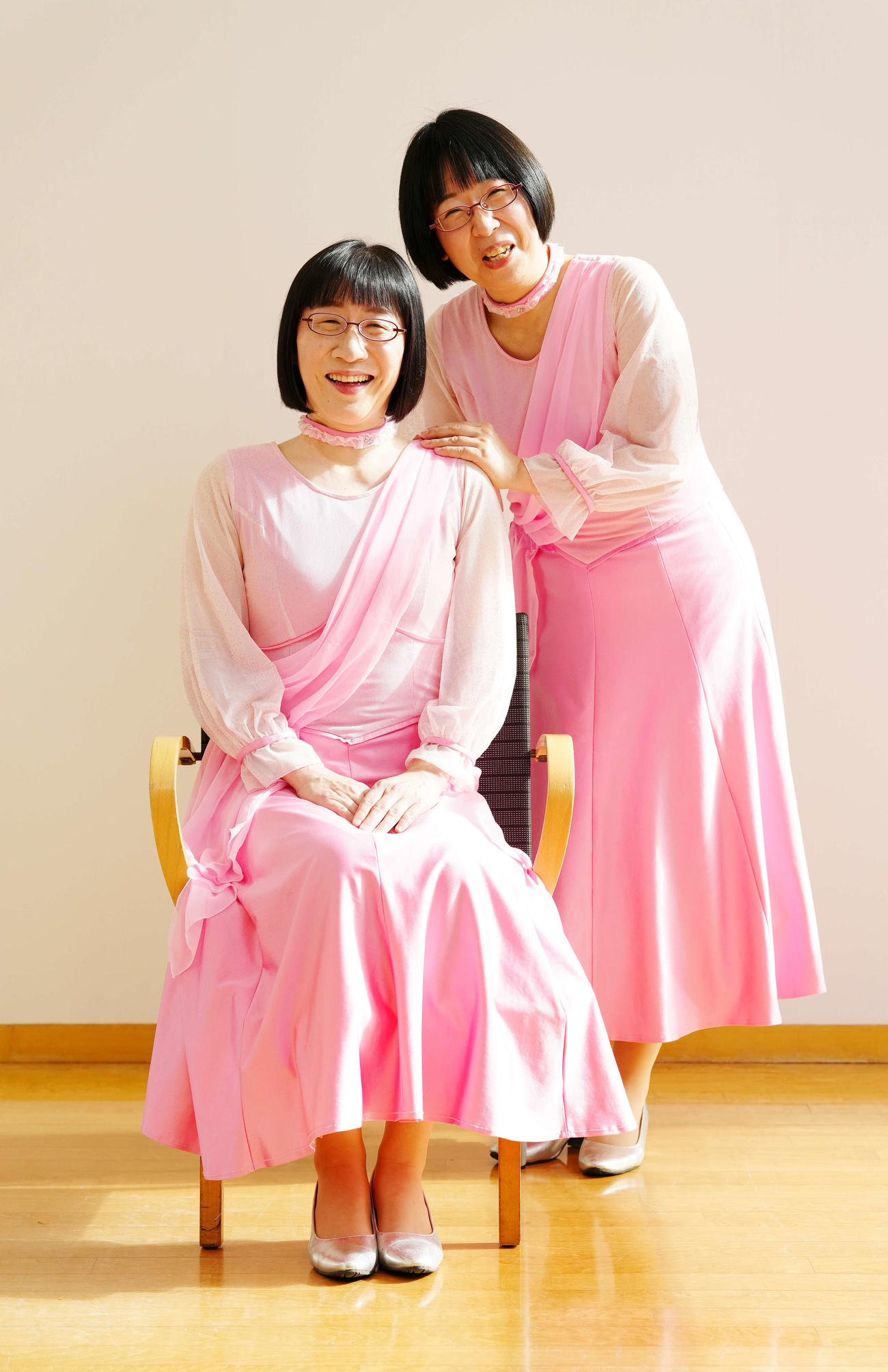 家族写真風の撮影で笑顔を見せるお笑いコンビの「阿佐ヶ谷姉妹」。左は姉の渡辺江里子、右は妹の木村美穂（撮影・江口和貴）