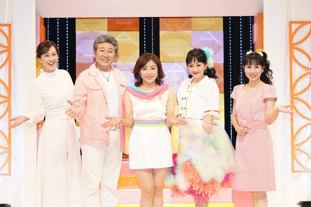 「松本明子presents　黄金の80年代アイドルうたつなぎ～うれしなつかし胸キュンコンサート～」を行った、左から森尾由美、布川敏和、松本明子、浅香唯、西村知美（GEKKO氏撮影）