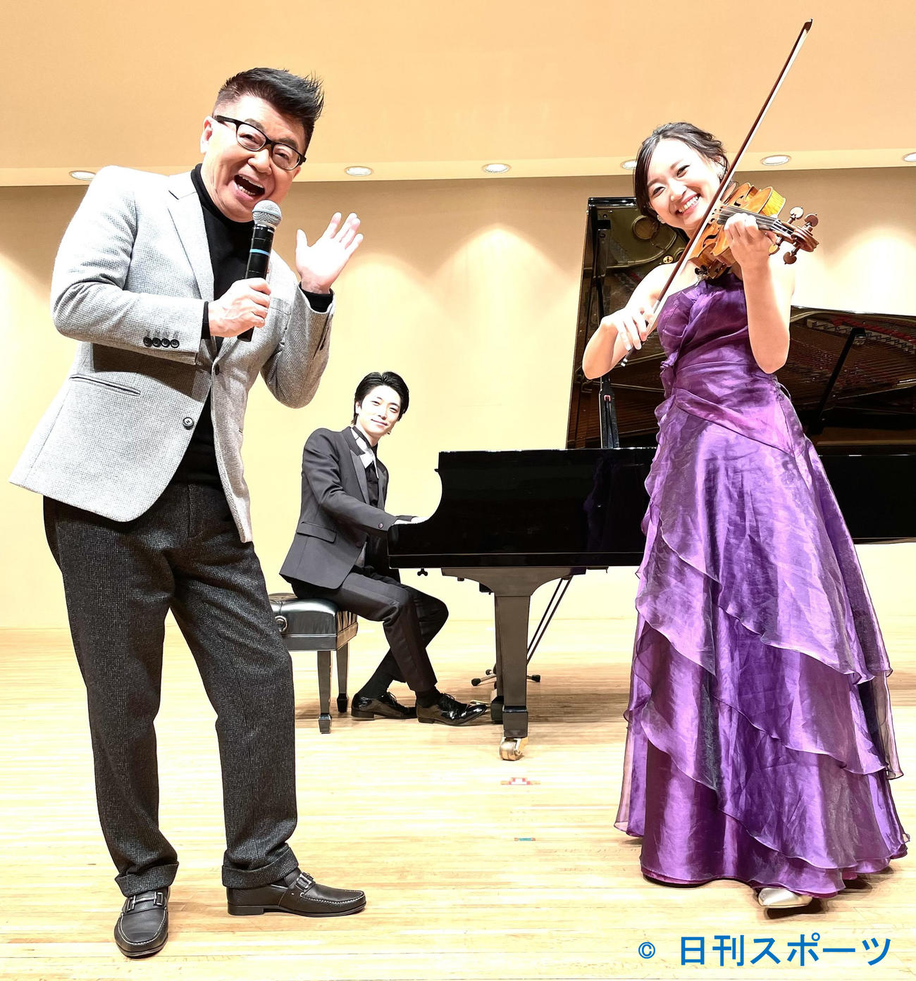 「おしゃべり映画館スクリーン名曲コンサート」に出演した生島ヒロシ(左)と益子侑（右）。中央はピアノの小瀧俊治