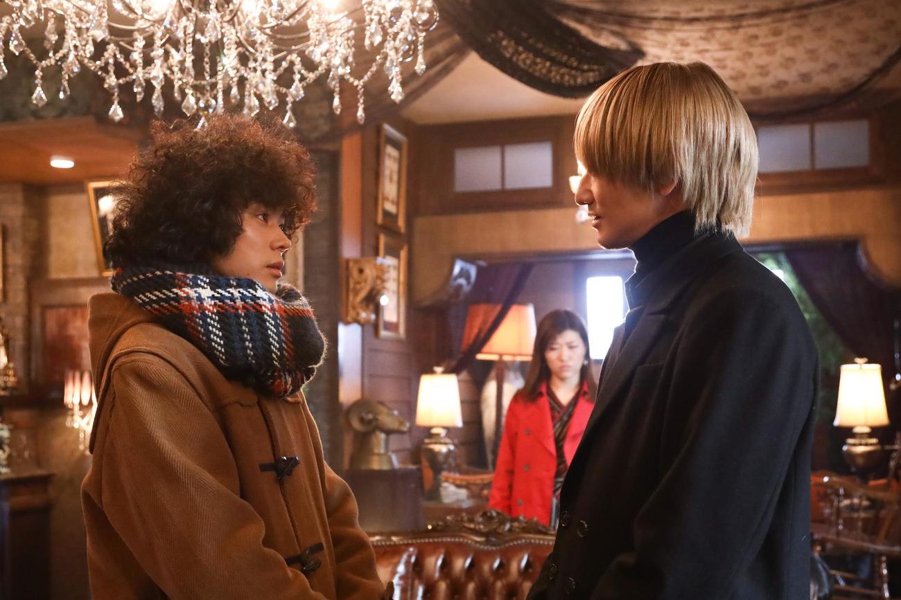 バスジャックにあった久能整（菅田将暉＝左）と熊田翔（永山瑛太＝右）は意気投合した。中は露木リラ（ヒコロヒー）（C）フジテレビ