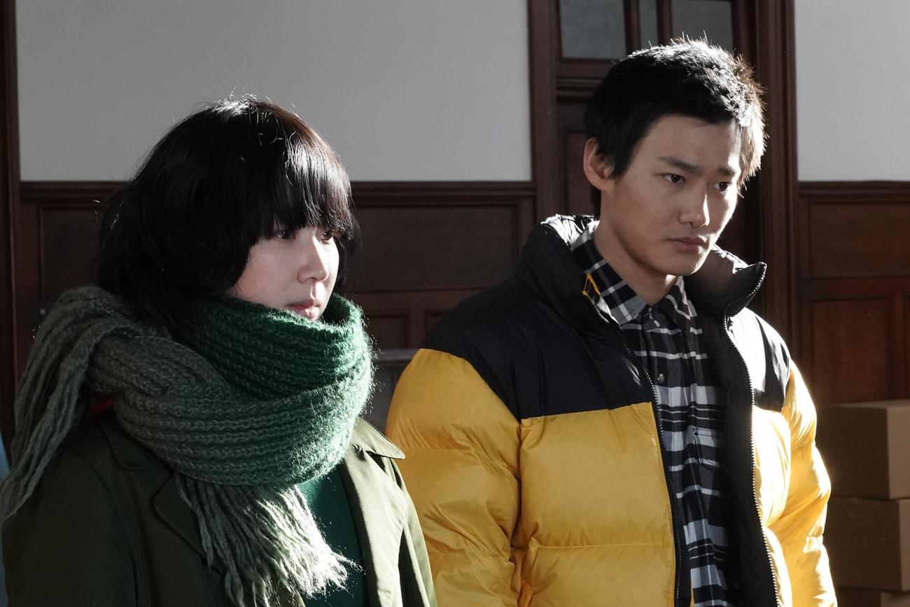 瀬古凜々子（左）は下馬蹴人（野村周平）に取材に同行するように命じた（C）フジテレビ