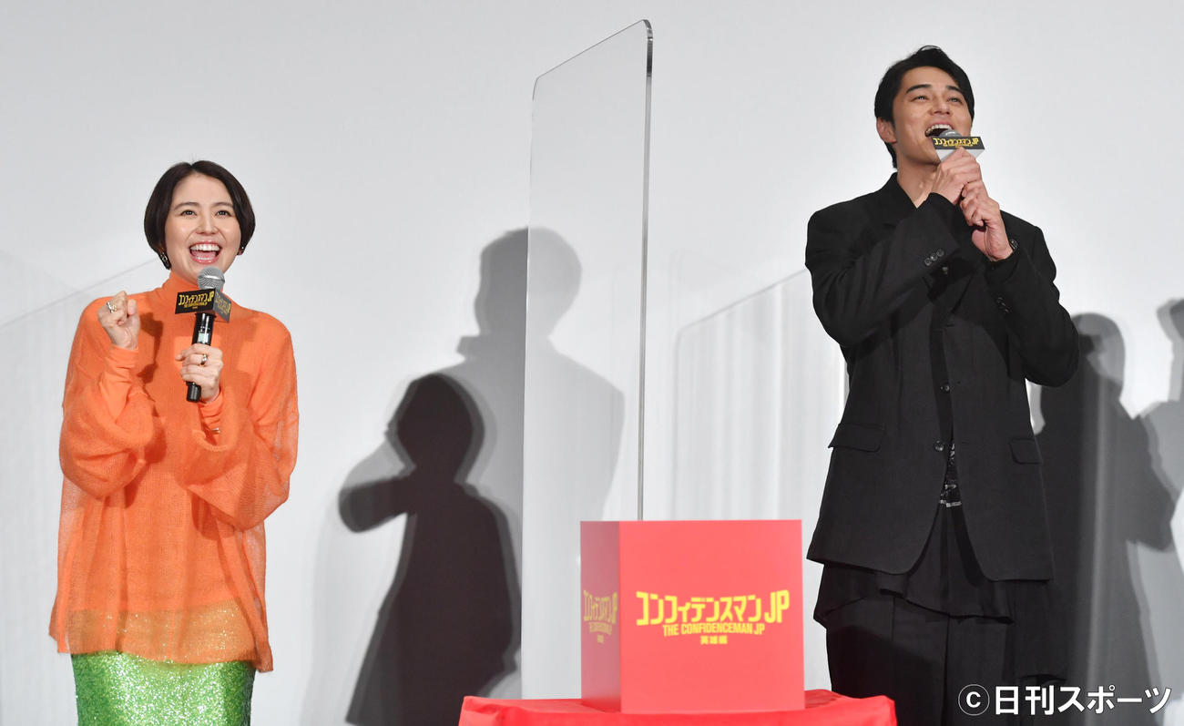 受験生を激励する長澤まさみと東出昌大（撮影・柴田隆二）