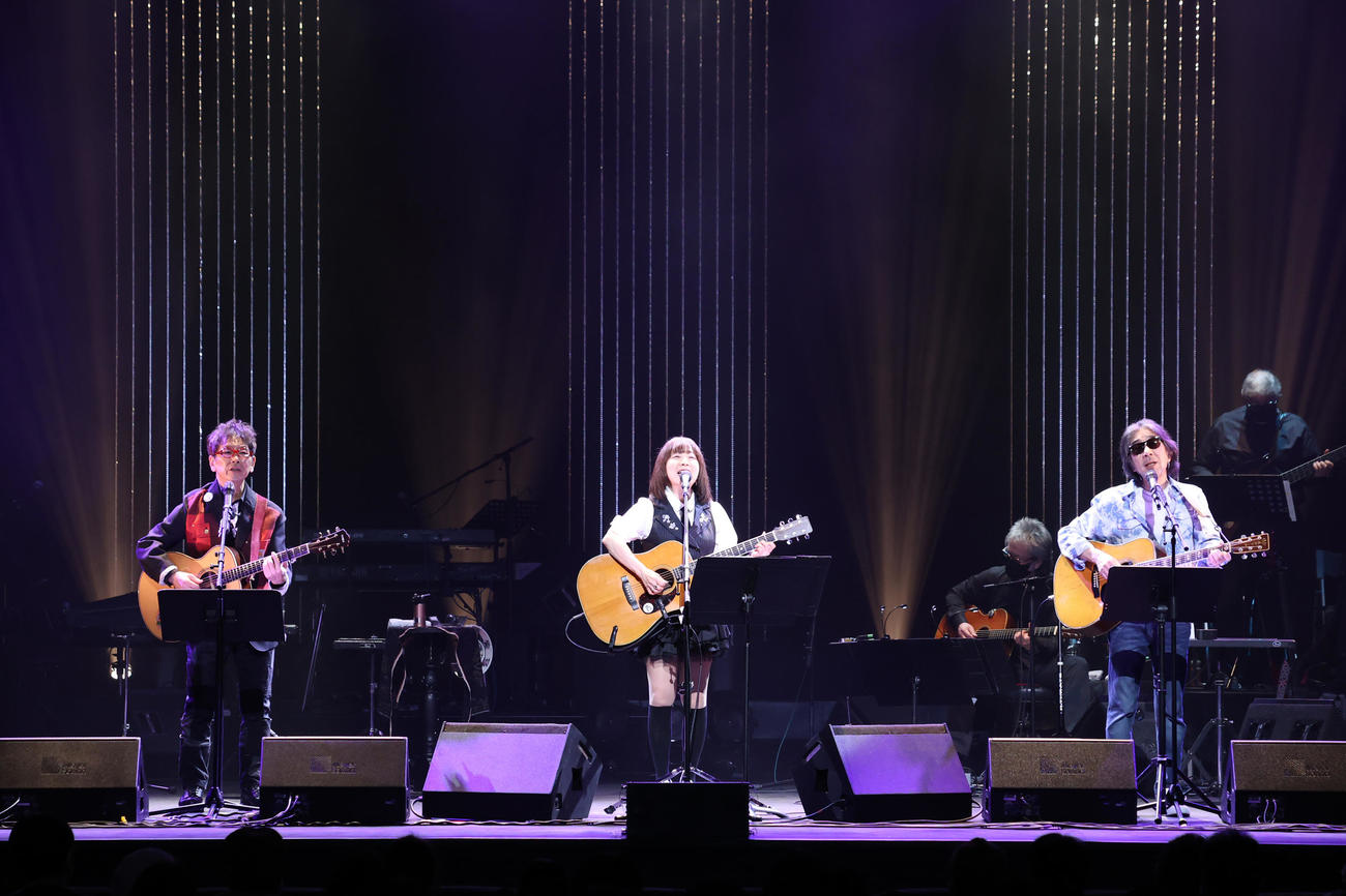 デビュー50周年とニッポン放送「イルカのミュージックハーモニー」30周年記念のコンサートを開催したイルカ（中央）。左は南こうせつ、右は伊勢正三