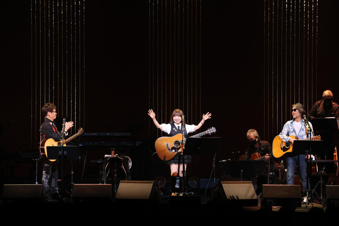 デビュー50周年とニッポン放送「イルカのミュージックハーモニー」30周年記念のコンサートを開催したイルカ（中央）。左は南こうせつ、右は伊勢正三