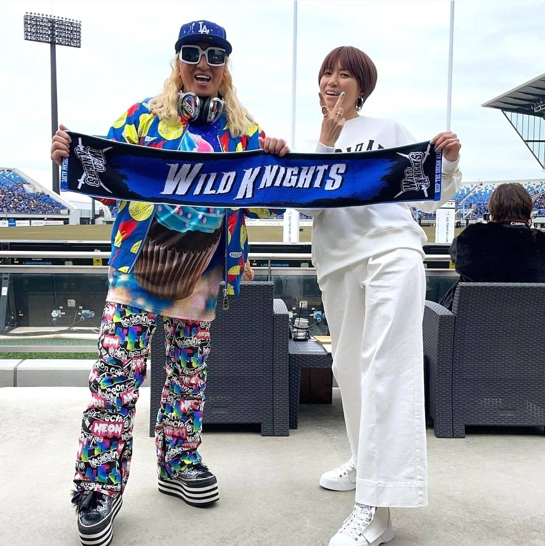 ラグビー・リーグワン1部の「埼玉対横浜」に出演したDJ KOO（左）とhitomi