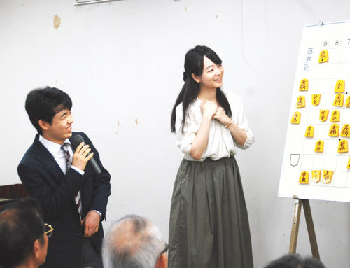 大盤解説会で感想を語る藤井聡太四段（左）、解説を担当した姉弟子の室田伊緒女流二段（２０１７年８月）