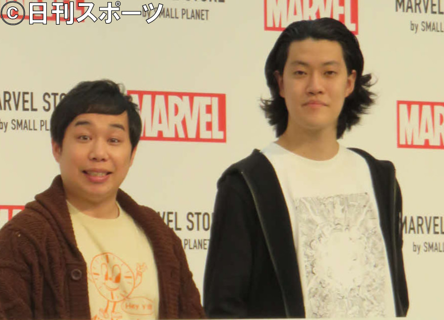 マーベルショップのオープニングイベントに出席した（左から）霜降り明星のせいや、粗品